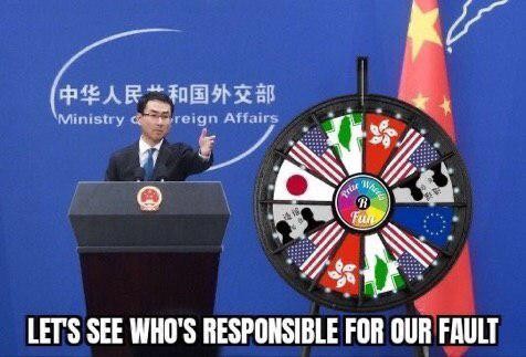 小特朗普在臉書貼出這張照片，設計劃面中中共外交部發言人耿爽（左）身邊的飛鏢靶，諷刺中共將責任推給別的國家。（圖取自小特朗普臉書）