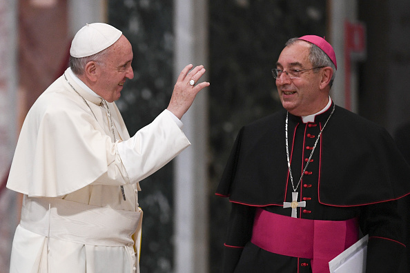 66歲的羅馬教區紅衣主教安吉洛·德·多納提斯（Angelo De Donatis）（右）是梵蒂岡至今感染中共病毒的最高級別神職人員。(FILIPPO MONTEFORTE/AFP via Getty Images)
