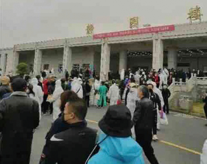 武漢居民表示，政府給清明前安葬親人的家庭發放禁哭費。圖為漢口殯儀館前排長龍。（當地民眾提供）