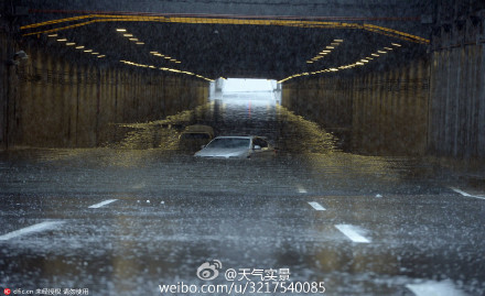 中共北京市長王安順日前放豪言水災「確保不死人、不泡車」，但北京城區「泡車」景象處處可見漂。圖為北京紫竹橋下積水嚴重，積水幾乎淹沒車頂。（網絡圖片）
