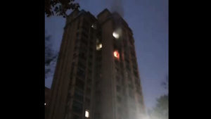 武漢高樓有人縱火跳樓 3小時無人收屍