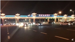 武漢解封小區仍嚴控 數萬人奔上海 網絡「炸鍋」