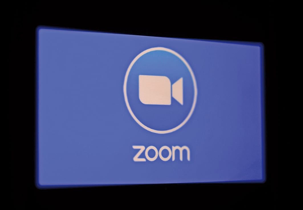 全球受疫情影響，民眾使用率高的遠距軟件「Zoom」但爆發資安疑慮，加密不周。台灣教育部發函各級學校禁用。（Getty Images）
