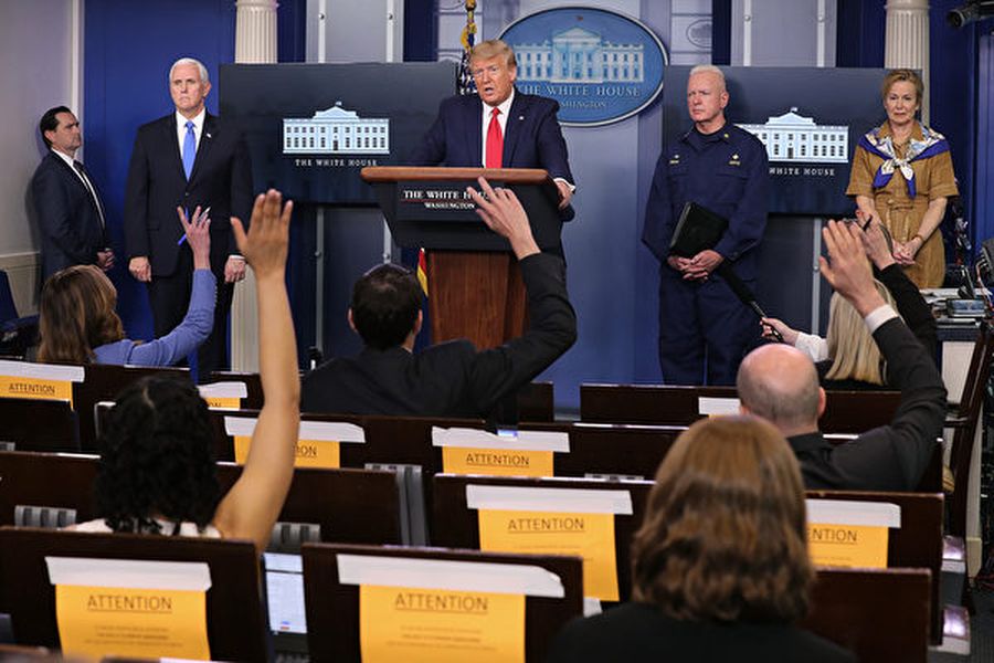 2020年4月6日，美國總統特朗普在白宮新聞發佈會上回答記者提問。（Getty Images）