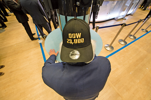 紐約證交所的交易員頭戴「道指23000」的帽子。（Getty Images） 