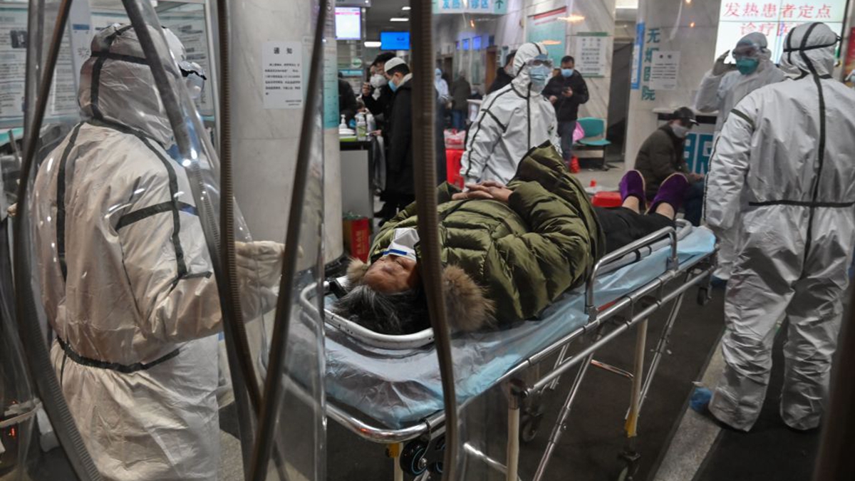 黑龍江通報稱「無症狀感染者」發燒咳嗽看急診，被質疑隱瞞疫情。（示意圖）（HECTOR RETAMAL/AFP via Getty Images）
