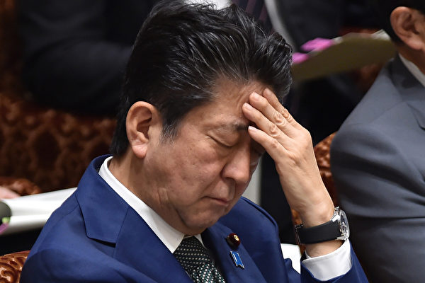 抗疫不利惹民怨，安倍晉三表示，將考慮向國民每人發放10萬日圓（約7237.2港元）現金補助。 (Kazuhiro NOGI / AFP / Getty Images)