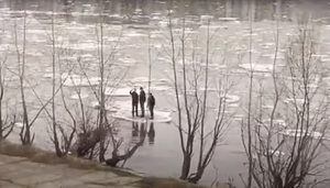 俄羅斯奇景：三男子在河上搭乘浮冰漂流