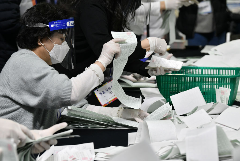 中共肺炎疫情全球大流行之際，南韓國會如期舉行21屆國會選舉，執政黨共同民主黨也是時隔16年「單獨過半」，與共同市民黨合計拿下3/5席次大獲全勝。（JUNG YEON-JE/AFP via Getty Images）