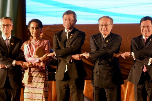 2016年7月24日，在老撾舉行東盟外交部長會議。左起，馬來西亞外長丹斯里・奥斯曼哈希姆，緬甸外長昂山素季，新加坡外交部長维文，泰國外交部長唐巴穆威奈和越南外長范平明。（HOANG DINH NAM/AFP/Getty Images）