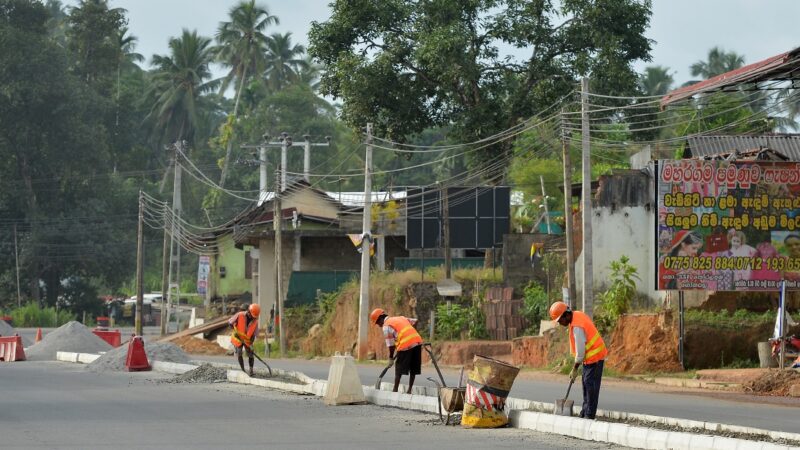 2018年8月5日，斯里蘭卡公路建築工人在科倫坡的一條公路上工作。此前兩天，斯里蘭卡央行剛剛宣佈，已獲得10億美元的中共貸款。（LAKRUWAN WANNIARACHCHI/AFP via Getty Images）