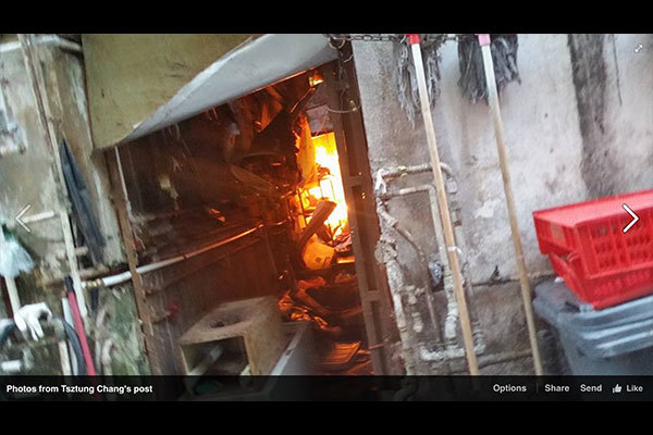 深水埗汝州街一唐樓昨日下午5時左右發生火警，該唐樓後巷濃煙滾滾，有市民拍到的照片中看到後巷火光紅紅。（Facebook擷圖）