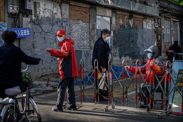 北京市疫情嚴峻，各小區仍嚴密封鎖。（Kevin Frayer/Getty Images）