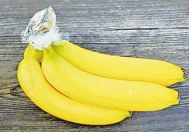 香蕉成熟時蒂頭會釋放乙烯，你可以用保鮮膜將蒂頭包起來，讓香蕉保存更久。