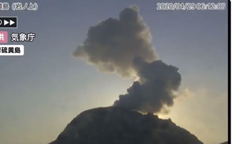 日本南部兩座火山噴發