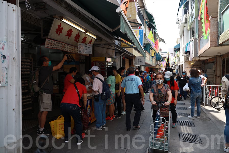 郭錦記餅店負責人郭宇鈿表示今年的平安包銷量比以往減少三至四成。（陳仲明／大紀元）