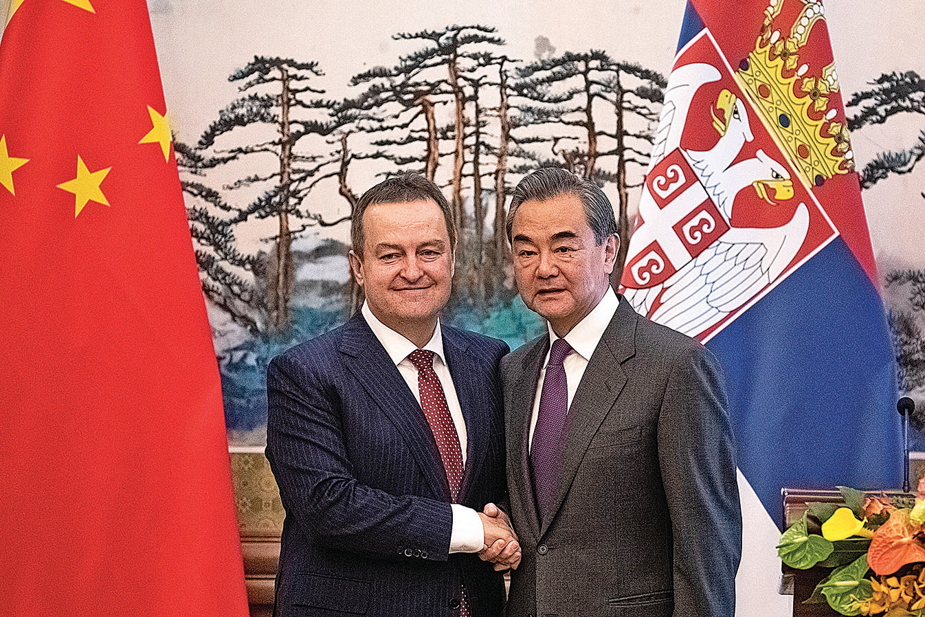 塞爾維亞已不再被視為民主國家。圖為2月26日，塞爾維亞外長（ 左）和中共外長王毅會面。（Getty Images）