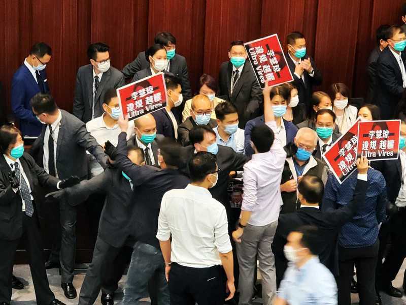【快訊】李慧琼以主席身分主持內會 泛民批李破壞議事規則