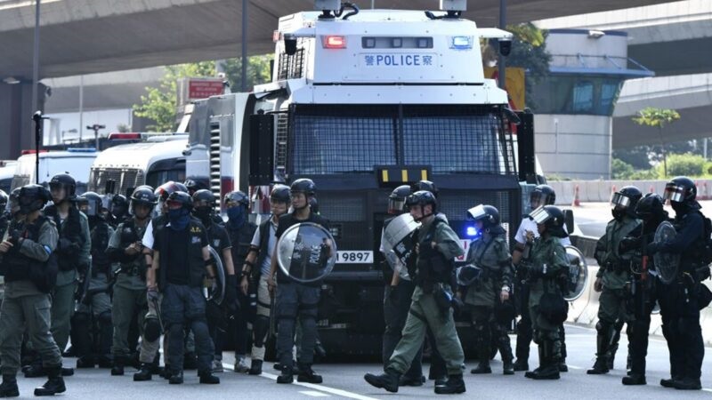 法媒稱，北京在香港強行闖關 ，中港關係已沒有回頭路。圖為香港警察正在執行對民眾的打壓行動。（ANTHONY WALLACE/AFP via Getty Images）