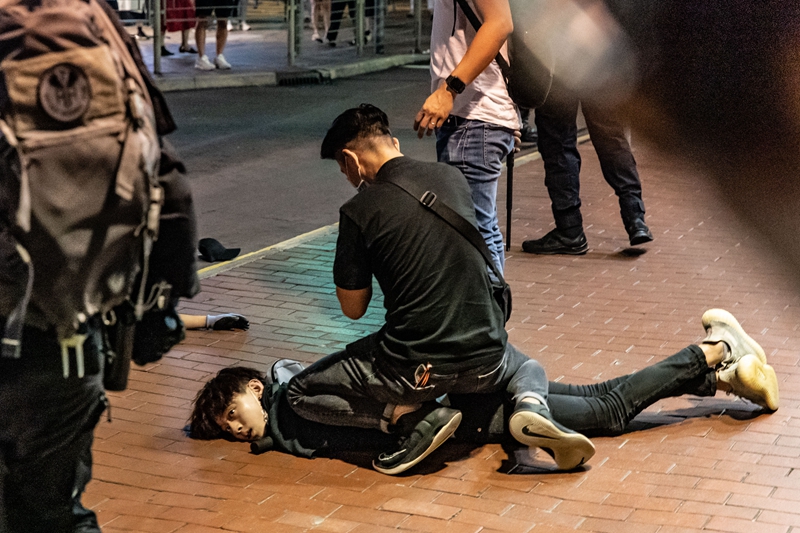 5月10日晚，有抗爭者被警方暴力抓捕。（Anthony Kwan/Getty Images)
