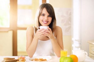 早上喝咖啡能提神? 有效醒腦的3種食物和3味茶飲