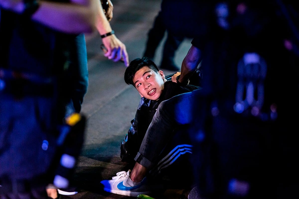 5月10日，防暴警察在抗議現場抓捕民眾。(Anthony Kwan/Getty Images)