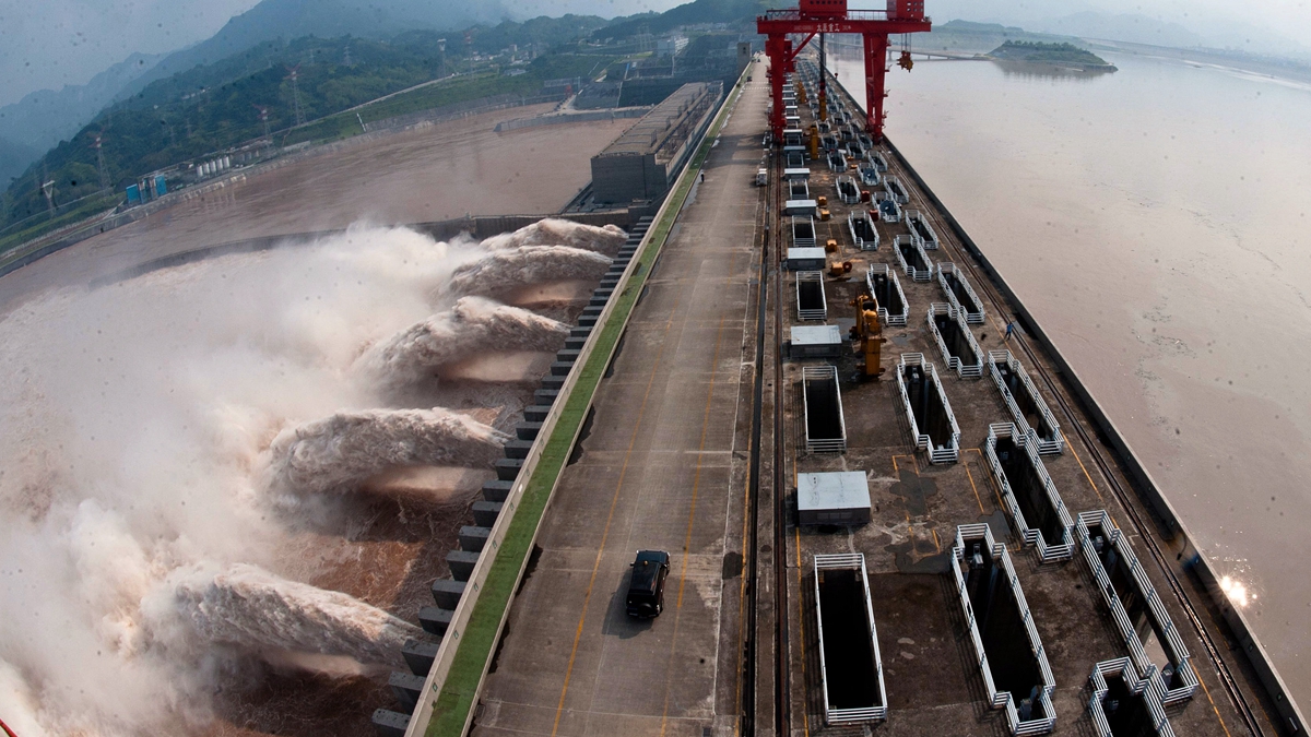三峽工程洩洪流速每秒達60餘公里，破壞力遠遠大於板橋潰壩洪水。（STR/AFP/GettyImages）