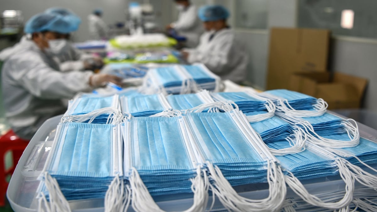 中共海關總署數據顯示，過去兩個月內，中共向全球售賣價值1344億元防疫物資，其中包括509億片口罩。示意圖（（STR/AFP via Getty Images）