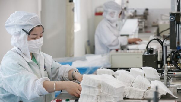 中共海關總署數據顯示，過去兩個月內，中共向全球售賣價值1344億元防疫物資，其中包括509億片口罩。示意圖（STR/AFP via Getty Images）