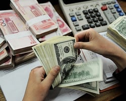 在岸人民幣跌138點 創兩個月新低