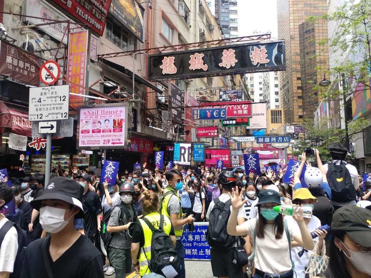 香港市民湧現銅鑼灣，高喊「天滅中共」。警員在場截查多名市民，搜查他們隨身物品。（攝影：阿敏／大紀元）