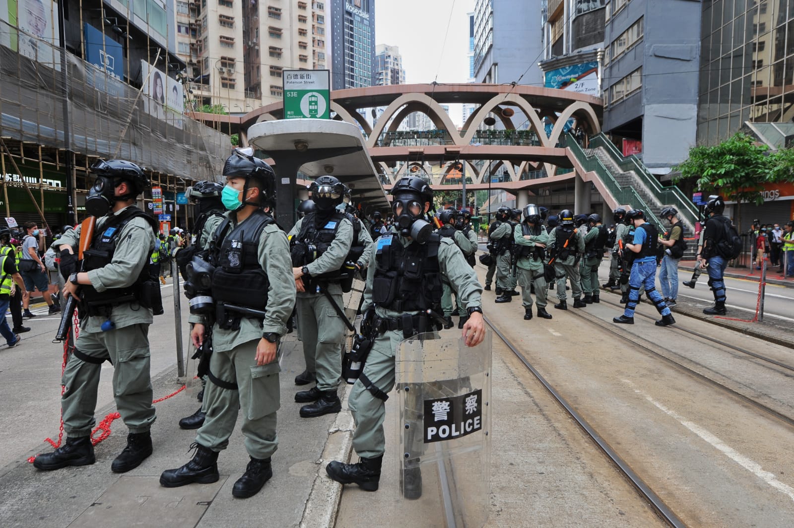香港市民湧現銅鑼灣，高喊「天滅中共」。警員在場截查多名市民，搜查他們隨身物品。（攝影：阿敏／大紀元）