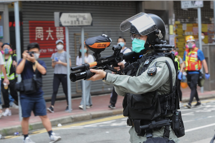 銅鑼灣防暴警察槍指市民