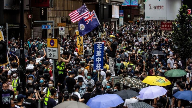 5月24日，香港人無懼打壓再次走上街頭抗議。網上傳出的影片顯示，警方被參加遊行的抗議人潮驚呆。（ISAAC LAWRENCE/AFP via Getty Images）