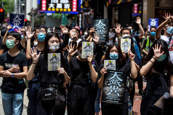 5月24日，香港民眾遊行抗議國安法。（Photo by ISAAC LAWRENCE / AFP） （Photo by ISAAC LAWRENCE/AFP via Getty Images）