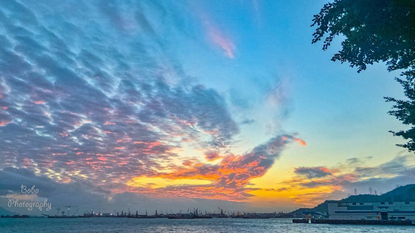2016年有人在香港屯門附近拍攝到火鳳凰雲彩，許多香港人認為有特殊喻義。（網絡圖片）