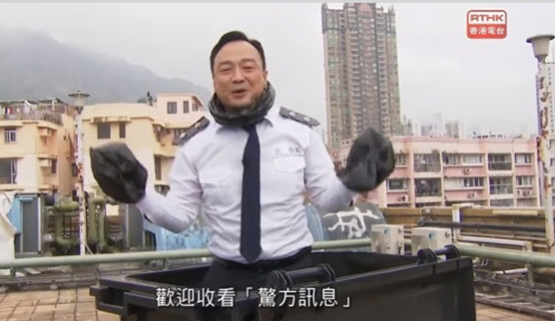 王喜在《驚訊》節目中飾演警察「忠勇毅」，諷刺警隊抗疫工作。（RTHK）