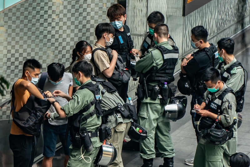 警方宣稱新屋嶺不再關押反送中被捕者，有消息稱今後被捕者會有中共國安帶往大陸處理。圖為5月27日，港警截查多名香港青年。 （Anthony Kwan/Getty Images)