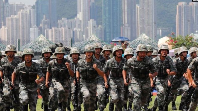 武力鎮壓 逼人表態 香港掀起「文革式風暴」