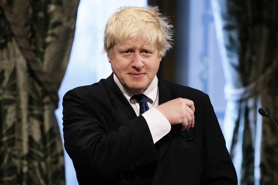 英首相戴眼鏡 疑與中共病毒有關