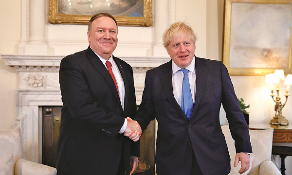 █ 今年1月30日， 蓬佩奧訪英，與英 國首相約翰遜討 論包括英國當局 打算使用華為設備等議題。（Tolga Akmen– WPA Pool/ Getty Images）