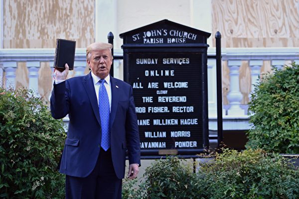 特朗普簽署推動宗教自由的行政令。特朗普在聖約翰教堂外，手持聖經說：「我們會讓我們國家更偉大，比以前更偉大，你們不久會看到的！」（BRENDAN SMIALOWSKI/AFP via Getty Image）