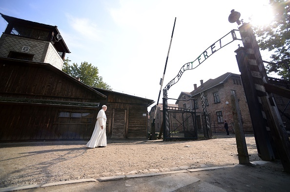 7月29日，教宗方濟各從奧斯威辛納粹集中營遺址大門走過，門上有臭名昭著的「勞動帶來自由」題字。（FILIPPO MONTEFORTE/AFP/Getty Images）