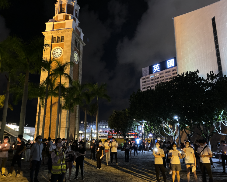 尖沙咀上百市民悼念六四 市民：「政府越禁止 民眾越發聲」