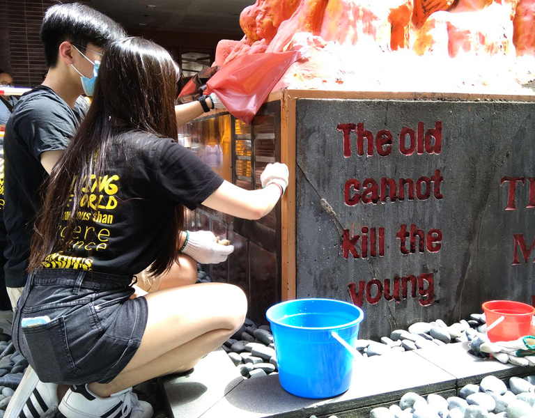 港大學生會洗刷國殤柱