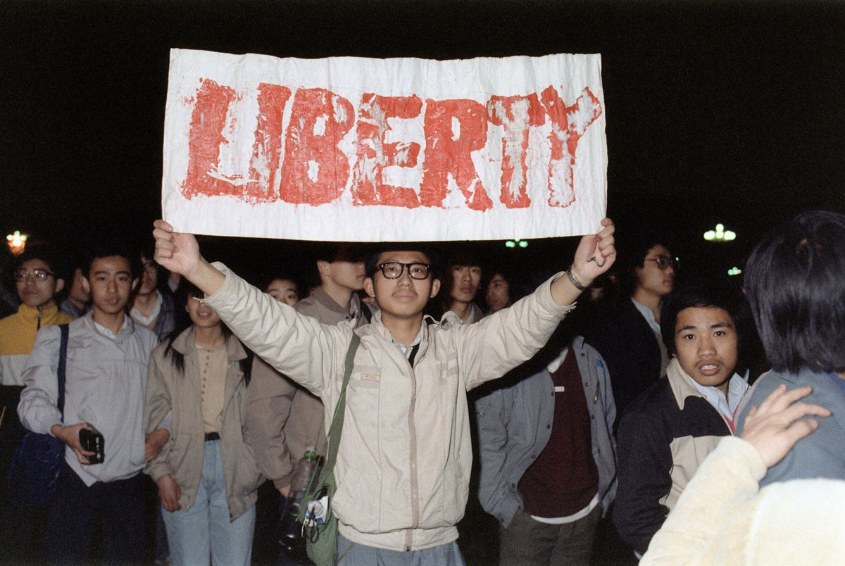 1989年「六四」運動中一名學生舉著「自由」標語。（Getty Images）