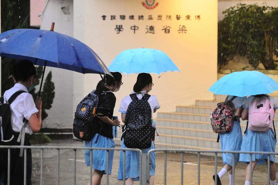 學生撐傘上學 大紀元時報香港 獨立敢言的良心媒體