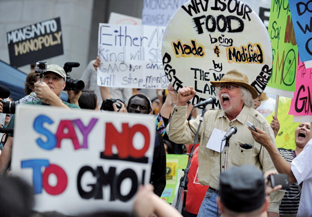 200萬消費者走上街怒吼，抗議種子巨擘生產販賣基因改造種子，轉基因糧食充斥真假難辨，示威者揮舞著標語呼籲拒絕轉基因食品。（網路圖片）