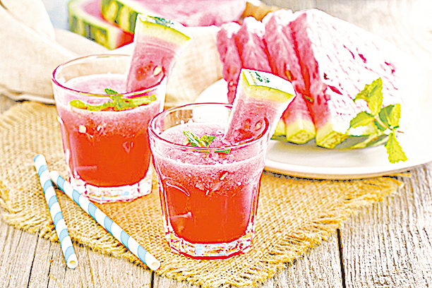 天氣逐漸炎熱，可以用西瓜打成果汁，喝了清涼爽口！