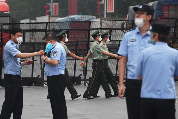大批武警和警察進駐新發地批發市場。（GREG BAKER/AFP via Getty Images）